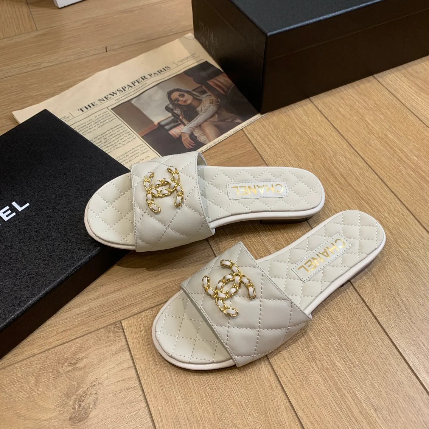 👟👟Ex-factory price 500👟👟 🍀Chanel Xiaoxiang 25ss new lazy double C-buckle slippers. Versatile, slimming and elegant slippers. A slipper with great appearance. It looks great with any combination! Lazy slippers are worth recommending. Calfskin upper, mixed sheepskin lining, Italian genuine leather outsole. Size: 35-41 (40 and 41 customized, non-refundable) 👉